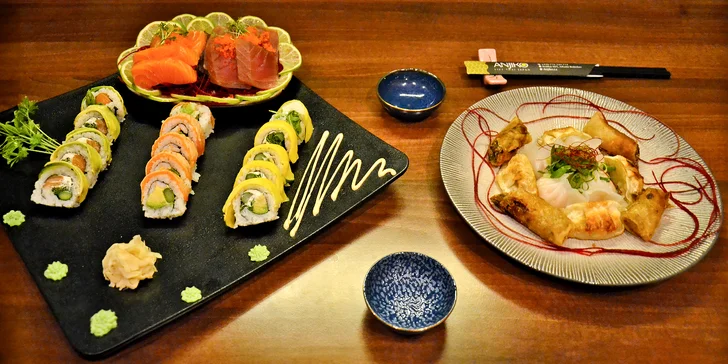 Menu v asijské restauraci: 25 ks sushi, jarní závitky i gyoza