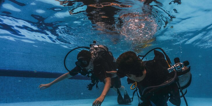 Zkušební ponor v bazénu i celý potápěčský kurz OWD s přístrojem
