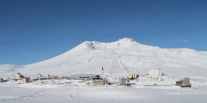 Na lyže do Turecka: 5* hotel Megasaray Mount Erciyes s wellness, jídlo, letenka a bodový skipas