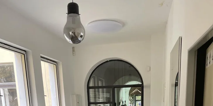 Zbavte se chloupků: depilace voskem nebo cukrovou pastou pro pány i dámy