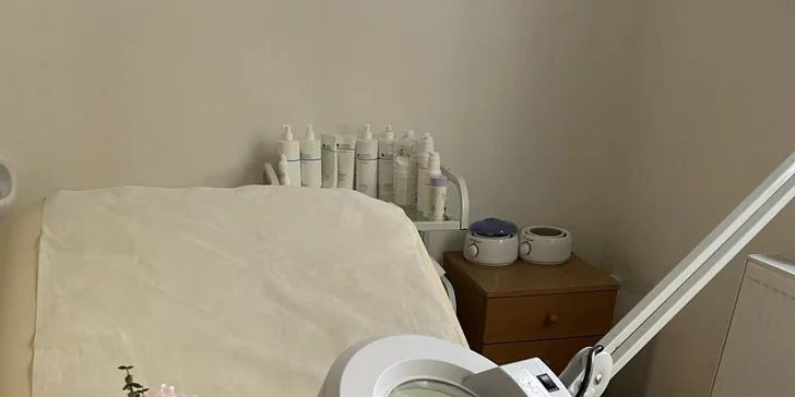 Zbavte se chloupků: depilace voskem nebo cukrovou pastou pro pány i dámy