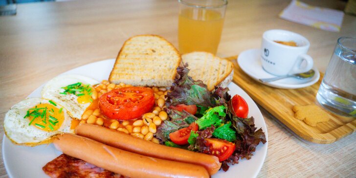 Na snídani králů: vejce benedikt či anglická snídaně, káva dle výběru, pro 1 nebo 2 osoby