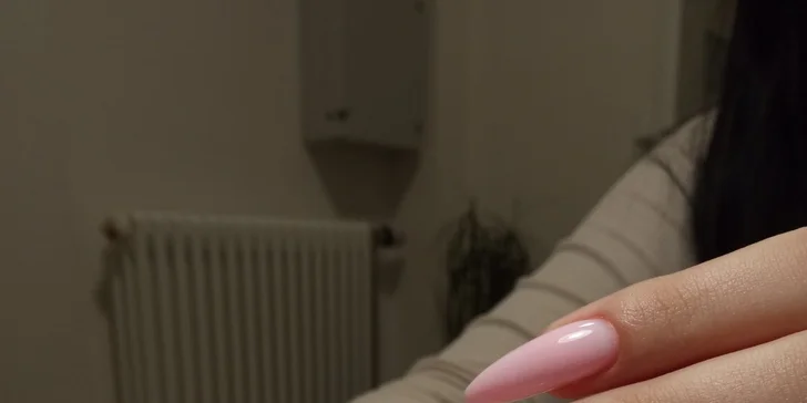 Přístrojová manikúra, mokrá pedikúra i aplikace gel laku, salon na Vinohradech