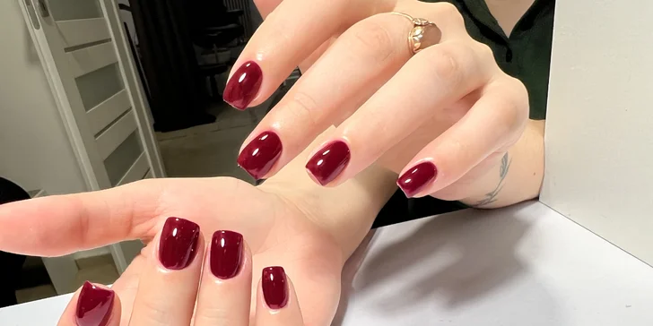 Přístrojová manikúra, mokrá pedikúra i aplikace gel laku, salon na Vinohradech