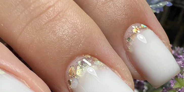 Přístrojová manikúra, mokrá pedikúra i aplikace gel laku, salon na Vinohradech