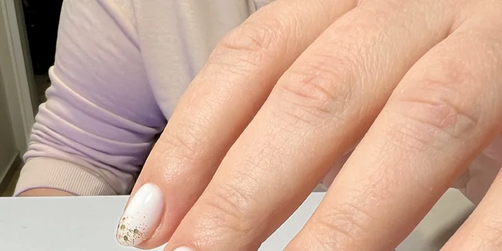 Přístrojová manikúra, mokrá pedikúra i aplikace gel laku, salon na Vinohradech
