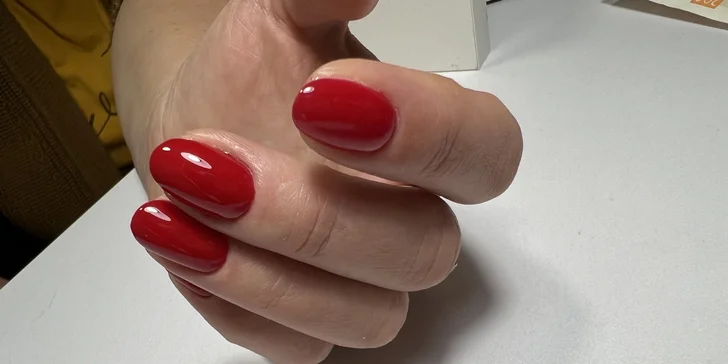 Přístrojová manikúra, mokrá pedikúra i aplikace gel laku, salon na Vinohradech