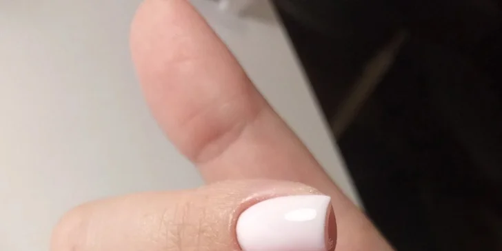 Přístrojová manikúra, mokrá pedikúra i aplikace gel laku, salon na Vinohradech
