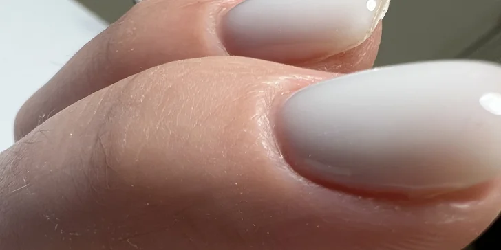 Přístrojová manikúra, mokrá pedikúra i aplikace gel laku, salon na Vinohradech
