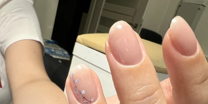 Přístrojová manikúra, mokrá pedikúra i aplikace gel laku, salon na Vinohradech