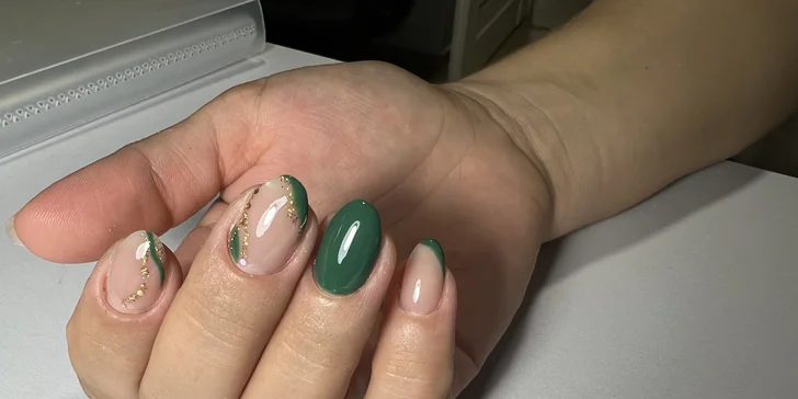 Přístrojová manikúra, mokrá pedikúra i aplikace gel laku, salon na Vinohradech