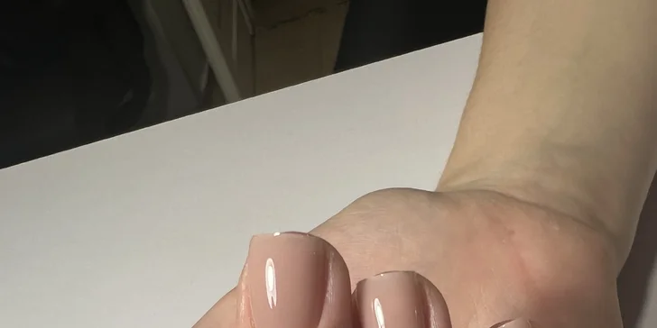 Přístrojová manikúra, mokrá pedikúra i aplikace gel laku, salon na Vinohradech
