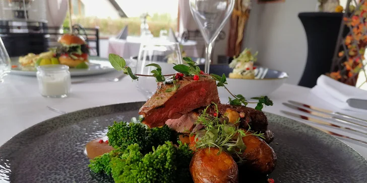 Jihoamerické degustační menu s krabem i hovězím steakem v restauraci u Kunětické hory