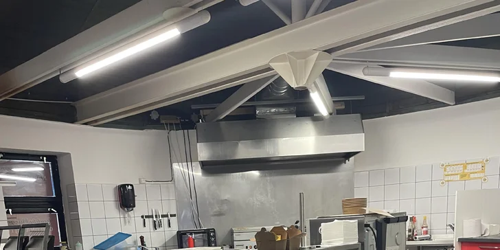 Burger menu s hranolky, salátem a nápojem k odnosu s sebou
