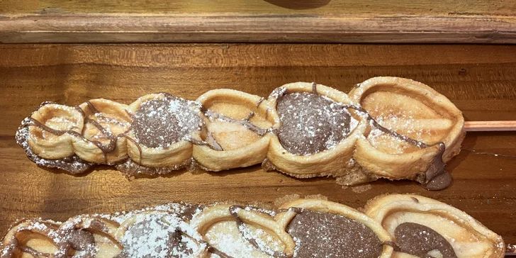 Svařené víno a originální perníkové waffle s čokoládou a cukrem z Dědkova mlýna