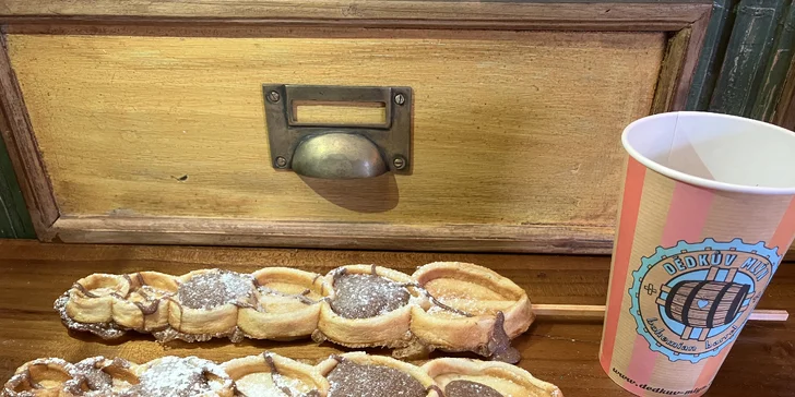 Svařené víno a originální perníkové waffle s čokoládou a cukrem z Dědkova mlýna