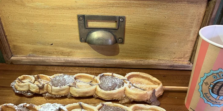 Svařené víno a originální perníkové waffle s čokoládou a cukrem z Dědkova mlýna