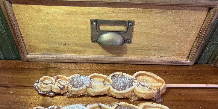 Svařené víno a originální perníkové waffle s čokoládou a cukrem z Dědkova mlýna