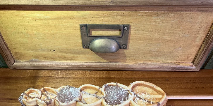 Svařené víno a originální perníkové waffle s čokoládou a cukrem z Dědkova mlýna