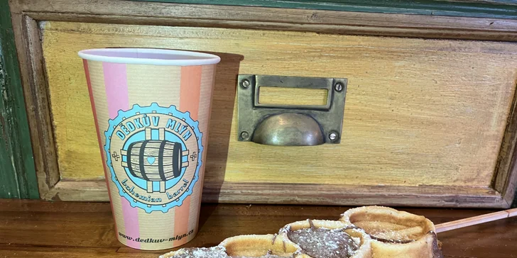 Svařené víno a originální perníkové waffle s čokoládou a cukrem z Dědkova mlýna