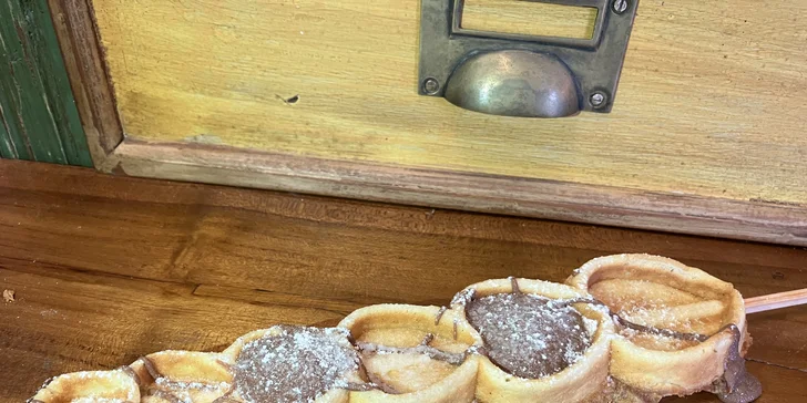 Svařené víno a originální perníkové waffle s čokoládou a cukrem z Dědkova mlýna