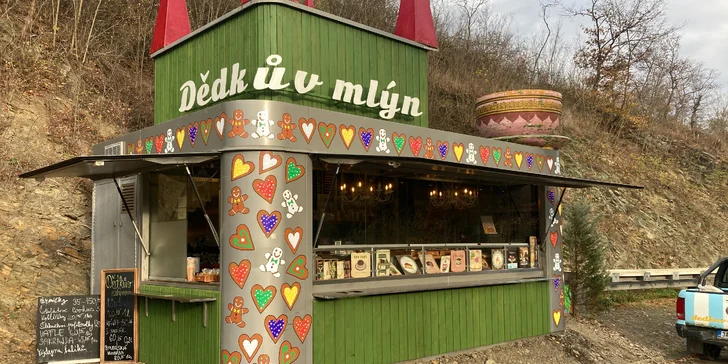 Svařené víno a originální perníkové waffle s čokoládou a cukrem z Dědkova mlýna