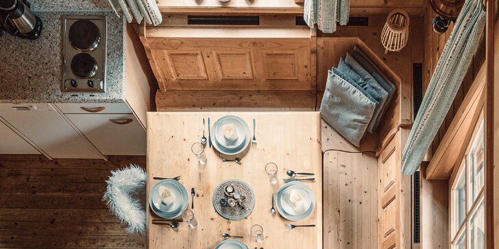 Dřevem vonící chatky v Tyrolsku až pro 6 nocležníků i hodinka lenošení v sauně