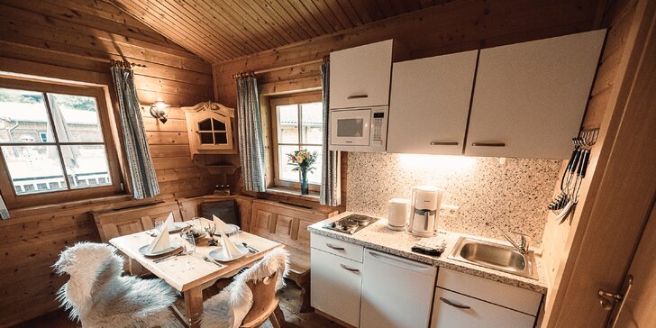 Dřevem vonící chatky v Tyrolsku až pro 6 nocležníků i hodinka lenošení v sauně