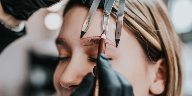Krásné a výrazné obočí: microblading, shading i korekce předešlé aplikace