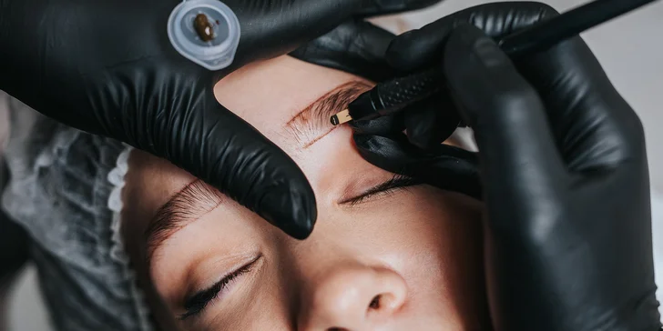 Krásné a výrazné obočí: microblading, shading i korekce předešlé aplikace