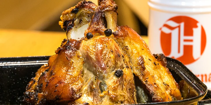 Pomalu pečené Chacharovo koleno: 1,9 kg masa vč. chleba a dalších příloh