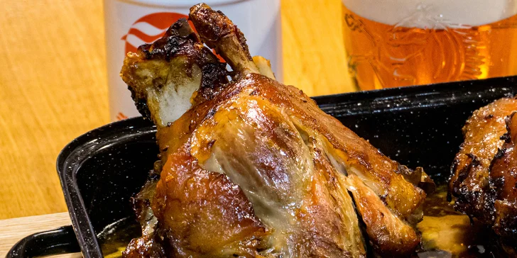 Pomalu pečené Chacharovo koleno: 1,9 kg masa vč. chleba a dalších příloh
