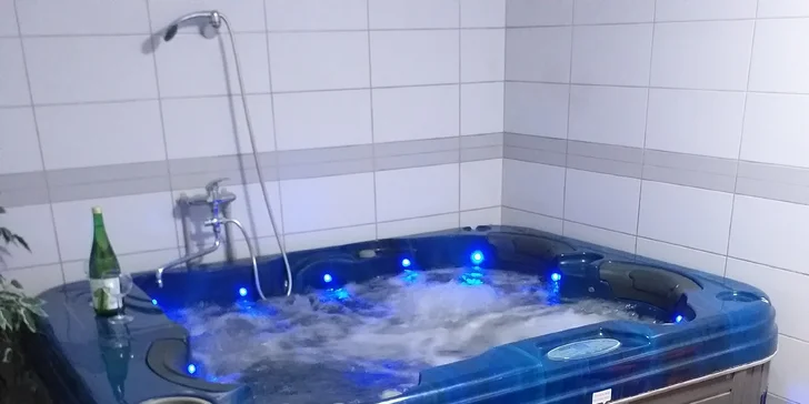 Polopenze s lahví vína a wellness jako pro pány v podhradí Zvíkova: jedna noc i týden v páru či s rodinou