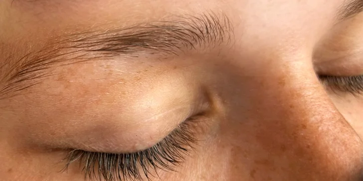 Krásné a výrazné obočí: microblading, shading i korekce předešlé aplikace