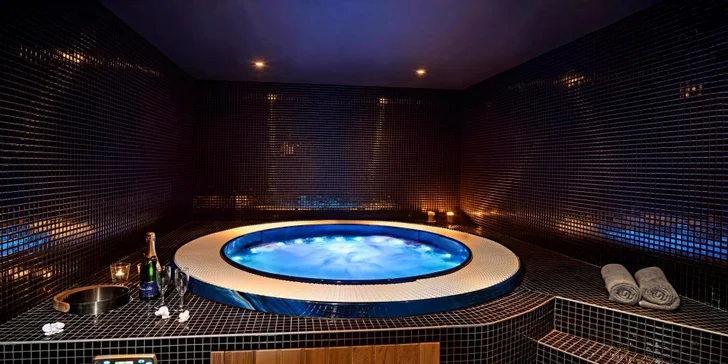 Soukromé VIP Spa s vířivkou, saunou a sektem