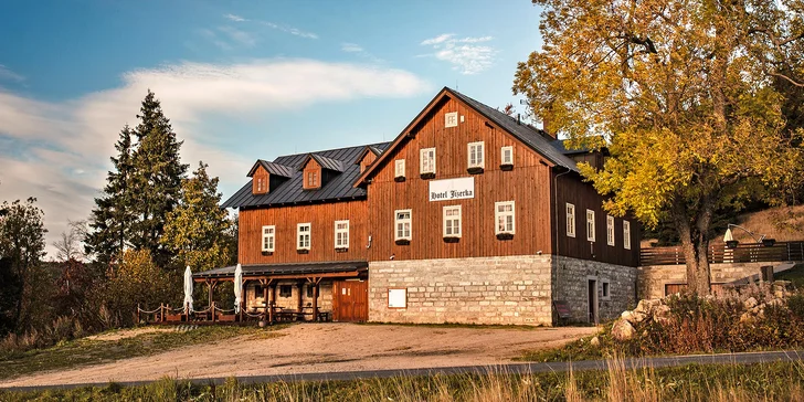 Horský hotel v srdci Jizerek: osada Jizerka, bufetové snídaně i 60min. vstup do privátní sauny
