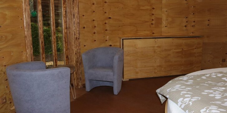 Dovolená v Beskydech ve valašské jurtě či dřevěné chatičce: možnost snídaně, sauny či koupacího sudu a bazén