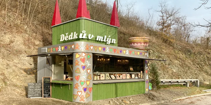 Svařené víno a originální perníkové waffle s čokoládou a cukrem z Dědkova mlýna