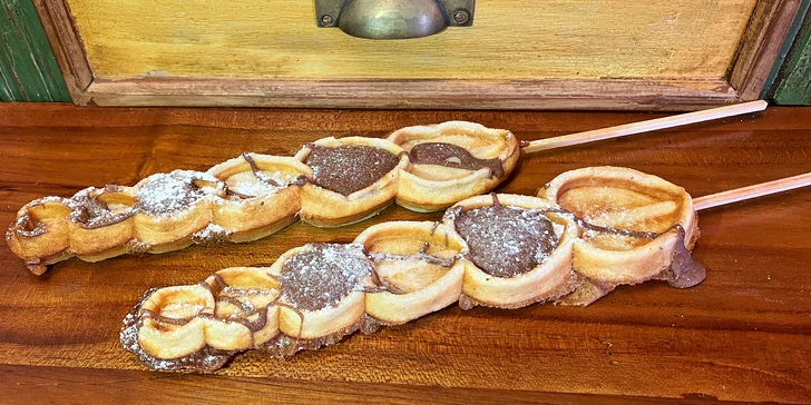 Svařené víno a originální perníkové waffle s čokoládou a cukrem z Dědkova mlýna