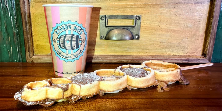 Svařené víno a originální perníkové waffle s čokoládou a cukrem z Dědkova mlýna