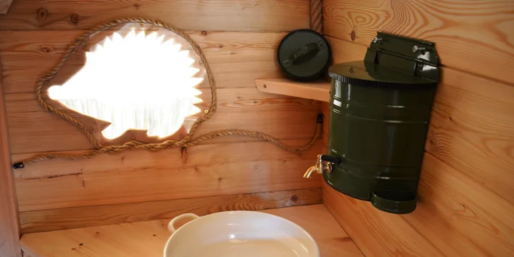 Tree house v lesích u Brna: domek postavený na modřínu až pro 4 osoby