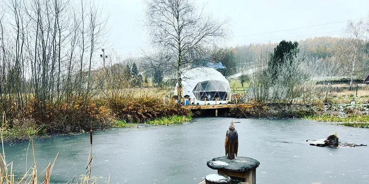 Glamping s rybníkem a horkou lázní na severu Čech: ubytování až pro 6 osob i půjčení koloběžek