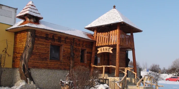 Silvestrovský večer pro 2 osoby na Ranči u Bašty s bohatým rautem a živou hudbou k tanci i poslechu