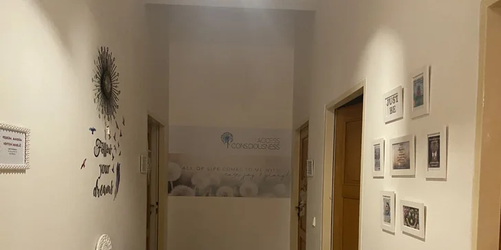 Královská péče: 90 minut odpočinku při kosmetickém ošetření a uvolňující masáži zad
