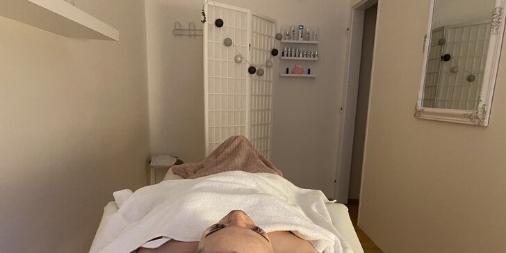 Královská péče: 90 minut odpočinku při kosmetickém ošetření a uvolňující masáži zad