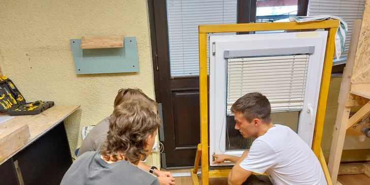 Praktické kurzy domácího kutilství nebo měření výšek na stavbě