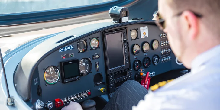 Prohlídka mezinárodního letiště včetně letu nebo pilotní výcvik na zkoušku