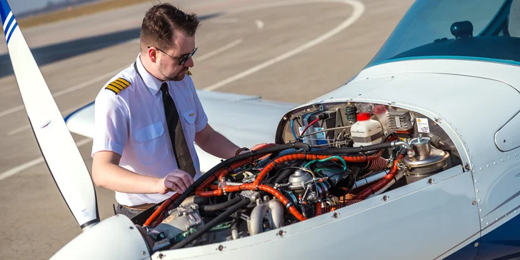 Prohlídka mezinárodního letiště včetně letu nebo pilotní výcvik na zkoušku