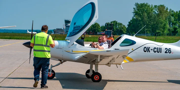 Prohlídka mezinárodního letiště včetně letu nebo pilotní výcvik na zkoušku