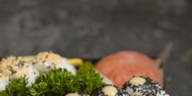 Sushi sety v nové asijské restauraci na Vinohradech pro 2 osoby: 26 až 45 ks